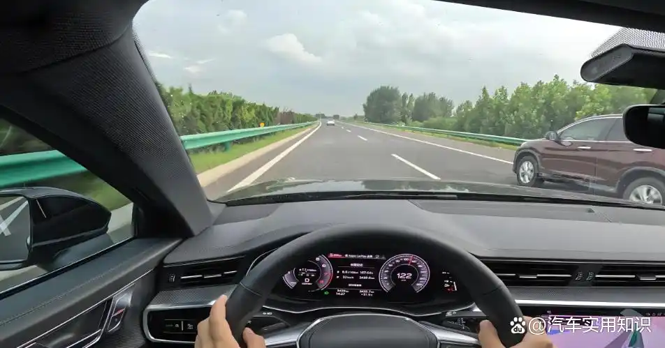 高速超车道能长时间行驶吗?违规会扣分罚款吗?答案来了