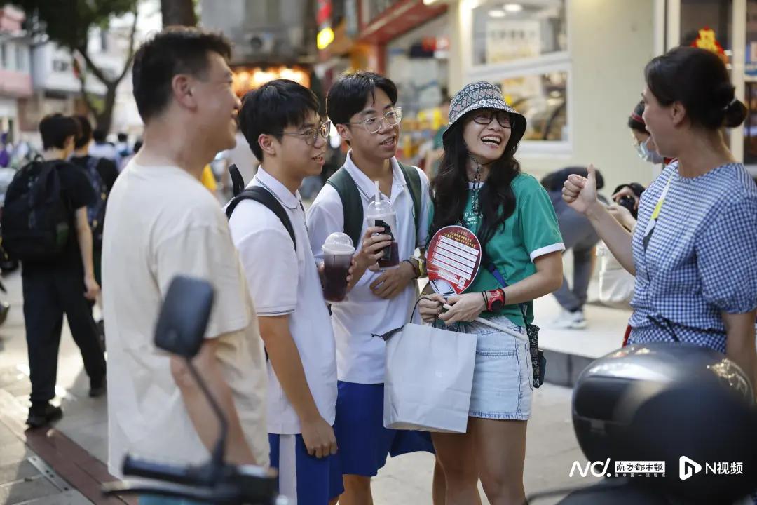 高考英语结束！考生分享题型难度及作文题目，家长场外暖心陪伴