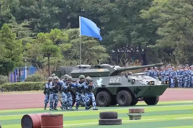 大学军训越来越硬核:步坦协同、火箭筒都来了