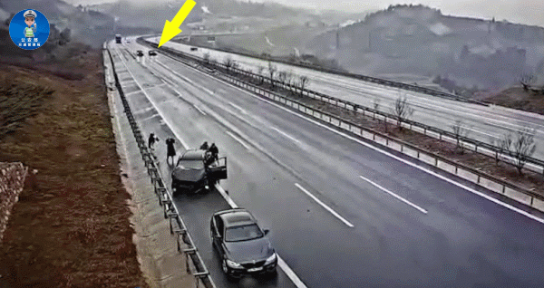 高速上好心帮忙却遇二次事故，1死3伤谁担责