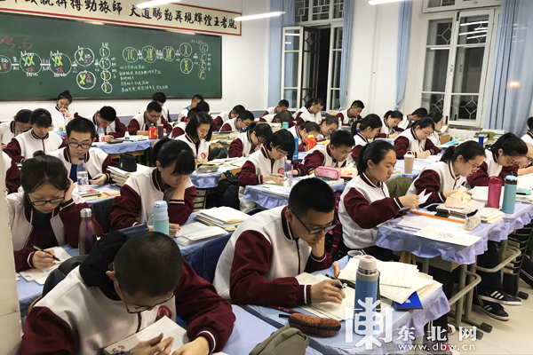 2018高考倒计时12天,哈三中考生课间状态超积极