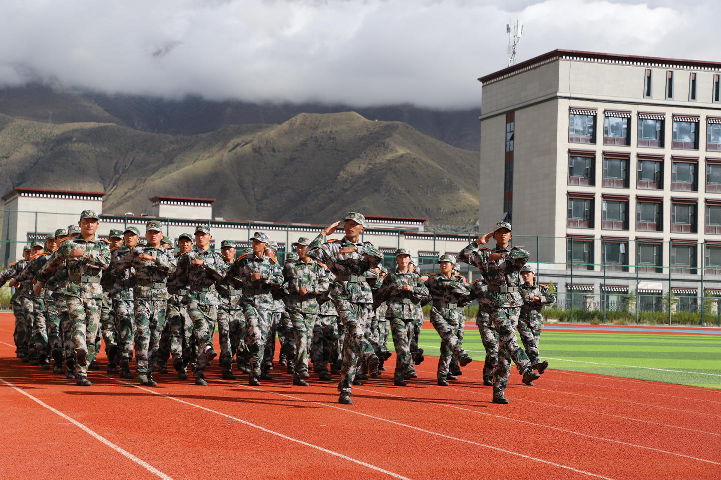 西藏藏医药大学2025级新生开学典礼暨军训总结表彰大会举行