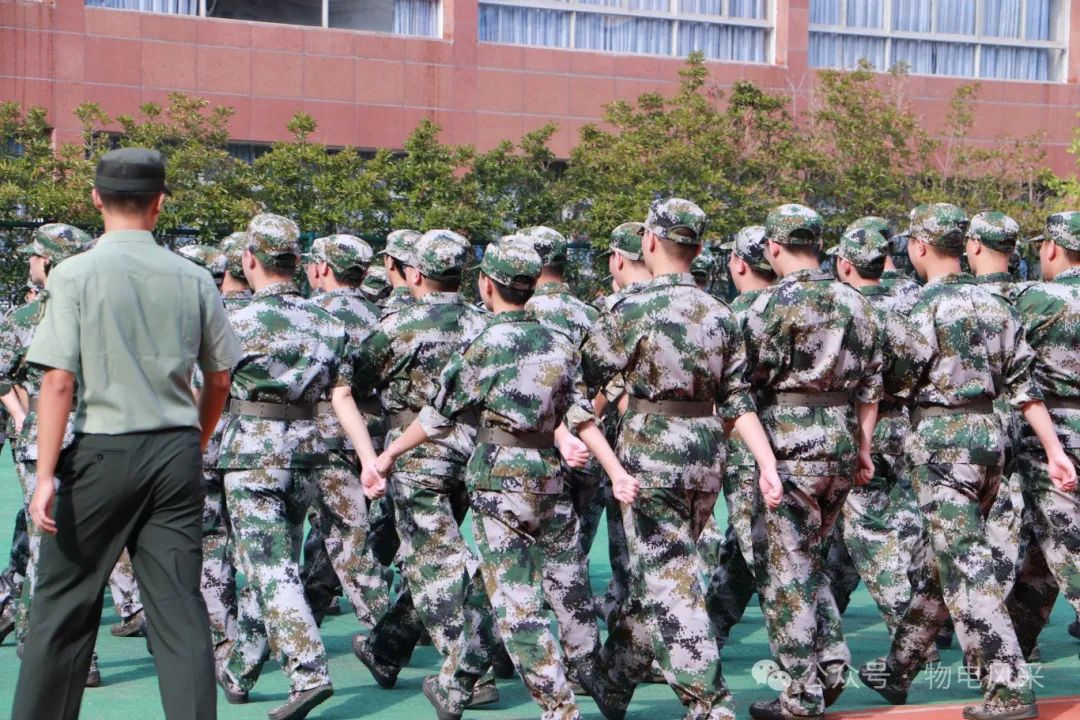 怀化学院2024级新生军训:锤炼意志,开启成长新篇