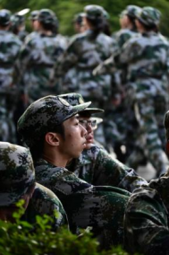 南华大学2025级药学院新生军训,多项荣誉彰显青春风采