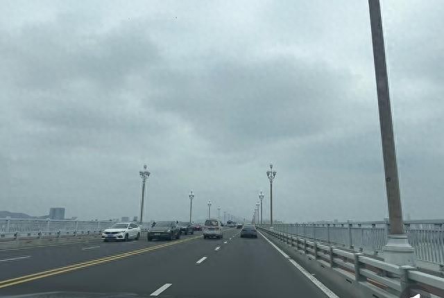 外地车难上南京长江大桥，背后是桥寿命与交通拥堵的博弈