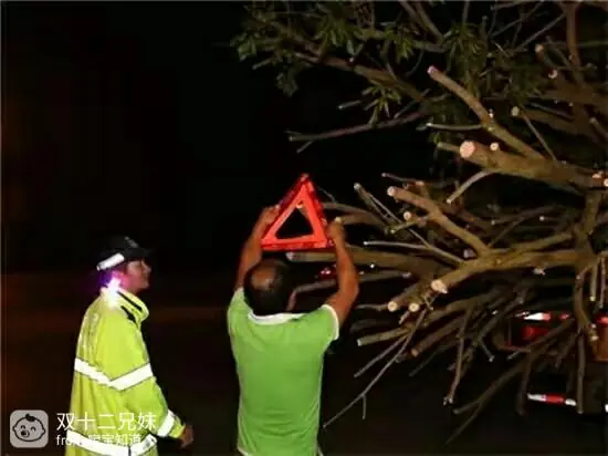 高速交警夜查!货车超员、违规加长,这些行为太危险