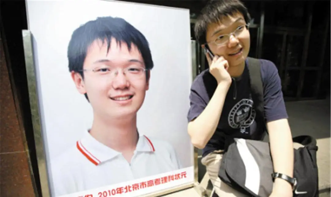 高考理科状元李泰伯求学路坎坷,遭11所名校拒仍坚韧前行