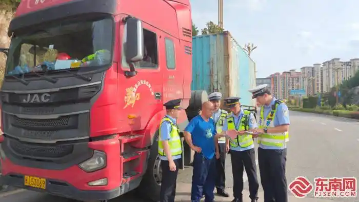 全省高速执法联合高速交警开展暑期交通运输安全执法专项行动