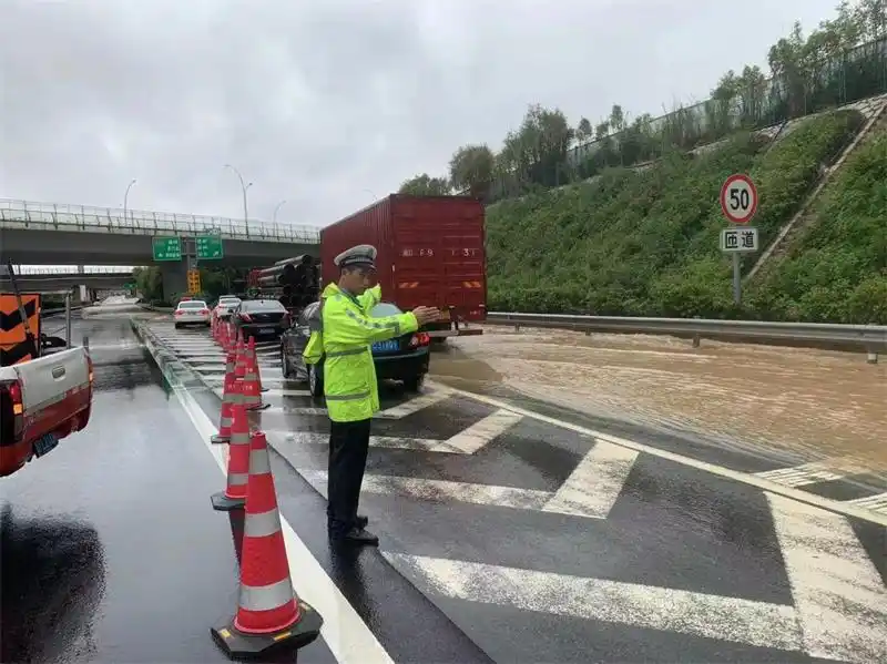 台风致福建多地道路受阻,高速交警全力保障道路安全畅通
