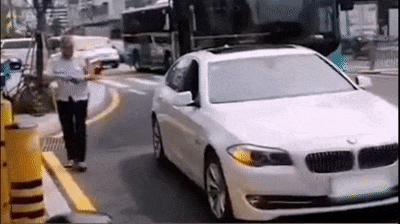 人行道、斑马线、非机动车道,这些违章高发地段千万别乱停车