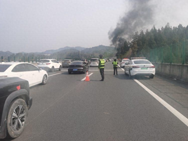 渝湘高速轿车自燃！执法人员与热心群众紧急救援