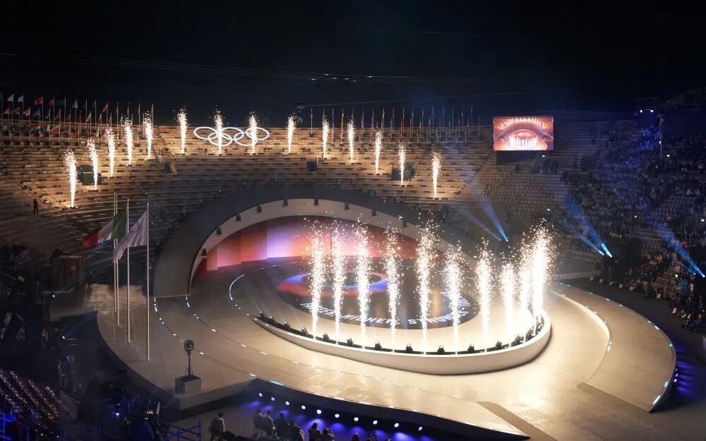 米兰冬奥会闭幕式精彩瞬间：志愿者致谢与各代表团入场等