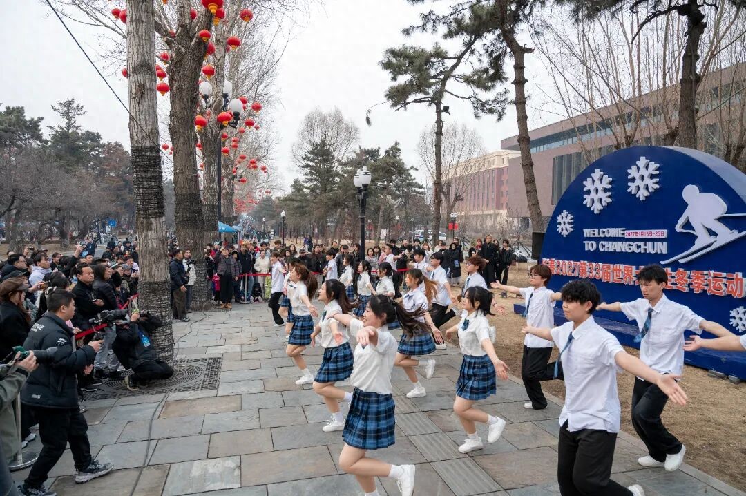 长春工程学院学子助力大冬会倒计时,青春歌舞燃动新民大街